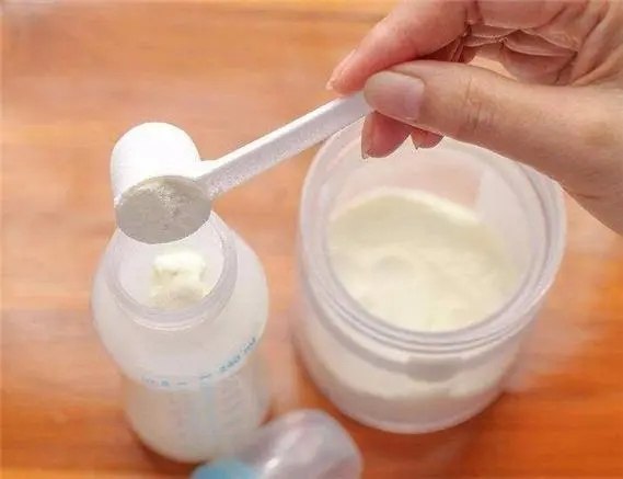 冲奶粉用多少度的水最合适？冲调奶粉有哪些步骤？